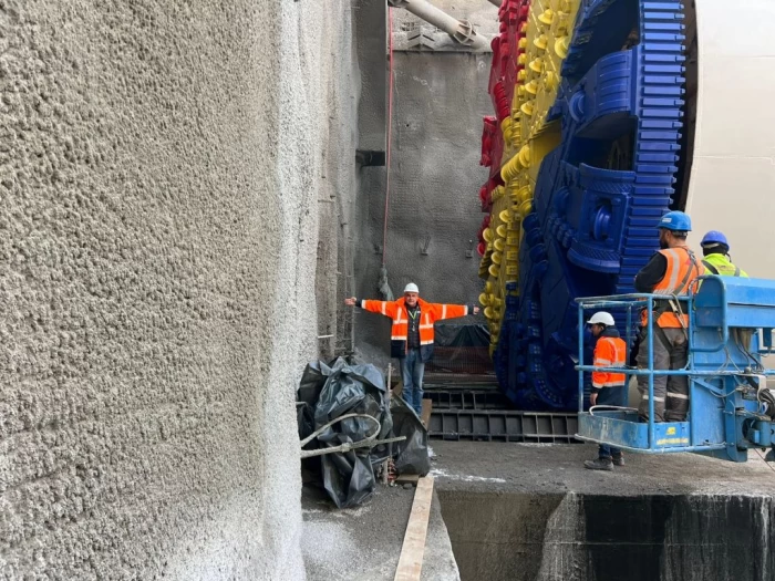 Prima cârtiță de pe noua cale ferată Brașov - Sighișoara a intrat în pământ! Grecii de la Aktor au început în forță cel mai mare și dificil proiect feroviar din România 