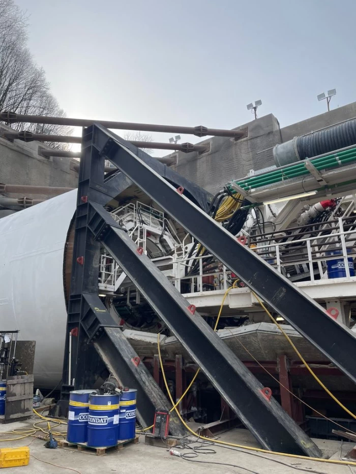 Prima cârtiță de pe noua cale ferată Brașov - Sighișoara a intrat în pământ! Grecii de la Aktor au început în forță cel mai mare și dificil proiect feroviar din România 