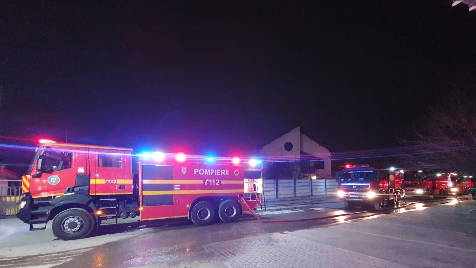 Incendiu violent în cartierul Berceni din București. Arde un atelier plin cu lemne
