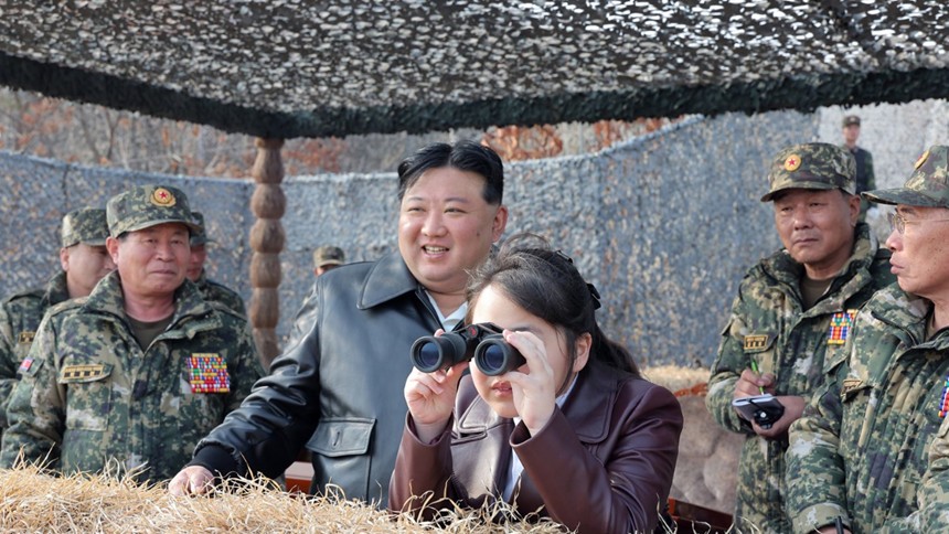 Mesajele ascunse ale noului cântec de propagandă dedicat lui Kim Jong-un descifrate de experți. Melodia e virală pe Tiktok