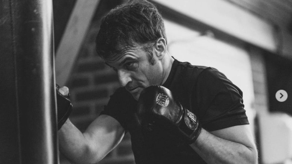 Macron la sac cu mușchii încordați în Photoshop. Președintele Franței se vizează Mike Tyson