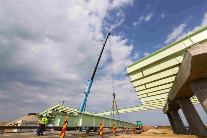 Constructorul AKTOR a montat secțiunea centrală a viitorului pasaj peste A1! Lucrări în forță pe lotul 3 al Autostrăzii A0 București Sud