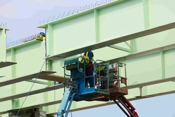 Constructorul AKTOR a montat secțiunea centrală a viitorului pasaj peste A1! Lucrări în forță pe lotul 3 al Autostrăzii A0 București Sud