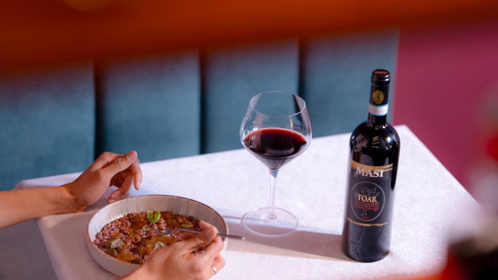 O sticlă de vin în schimbul telefonului. Ideea inedită dintr-un restaurant italian