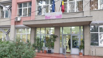 Un elev a fost înjunghiat în curtea unei școli din București. Agresorii au ajuns la Poliție