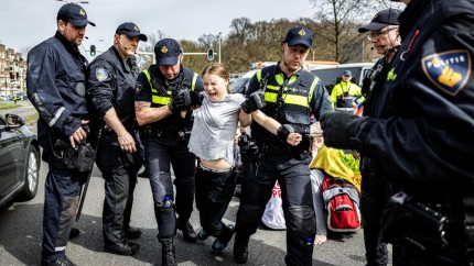 Greta Thunberg săltată de polițiștii olandezi. Activista participa la o demnostrație în Haga