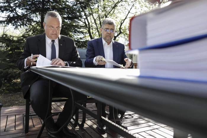 Liderii PSD si PNL depun semnaturile pentru alegerile europarlamentare la sediul BEC, in Bucuresti, 5 aprilie 2024.