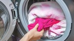 Trucuri pentru spălarea hainelor. Cum să le ai mereu pline de prospețime