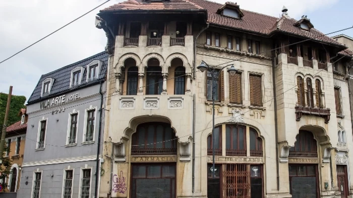 casa cu farmacie