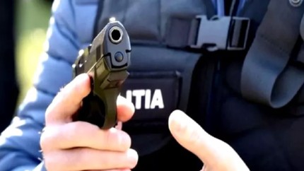 Contrabandist din Dorohoi oprit de polițiști după ce au tras 61 de gloanțe. Bărbatul este în stare gravă la spital