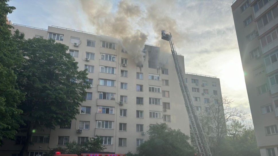 Incendiu puternic la un bloc din sectorul 3 al Capitalei. Două persoane au decedat și sunt mai mulți răniți | VIDEO UPDATE
