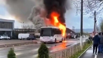 Un autobuz plin cu copii a luat foc în mers la Moldova Nouă. Pompierii intervin | VIDEO