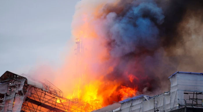 Un incendiu a izbucnit la vechiul sediu al bursei din Copenhaga. Turla clădirii din 1625 s-a prăbușit | FOTO și VIDEO