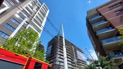 Incendiu în București la izolația unui bloc aflat în construcție. A fost emis mesaj RO-ALERT Focul a fost stins | FOTO și VIDEO UPDATE