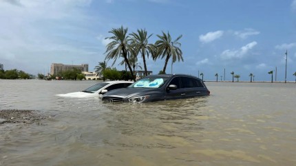Inundații istorice în Dubai și Qatar chiar în timpul vizitei lui Marcel Ciolacu. A plouat în 12 ore cât într-un an | VIDEO