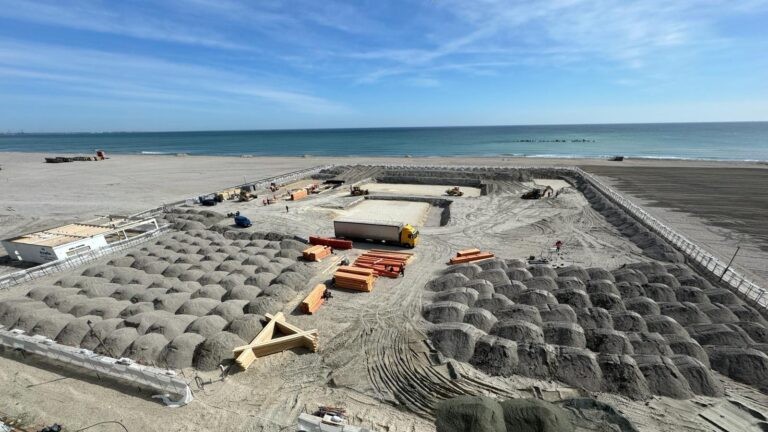 Construcțiile la plaja din centrul stațiunii Mamaia oprite de autorități în ultimul ceas