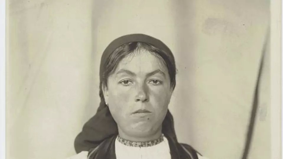 Ambasada SUA la București a publicat o fotografie cu o româncă sosită la New York în 1907. Portretul unei imigrante
