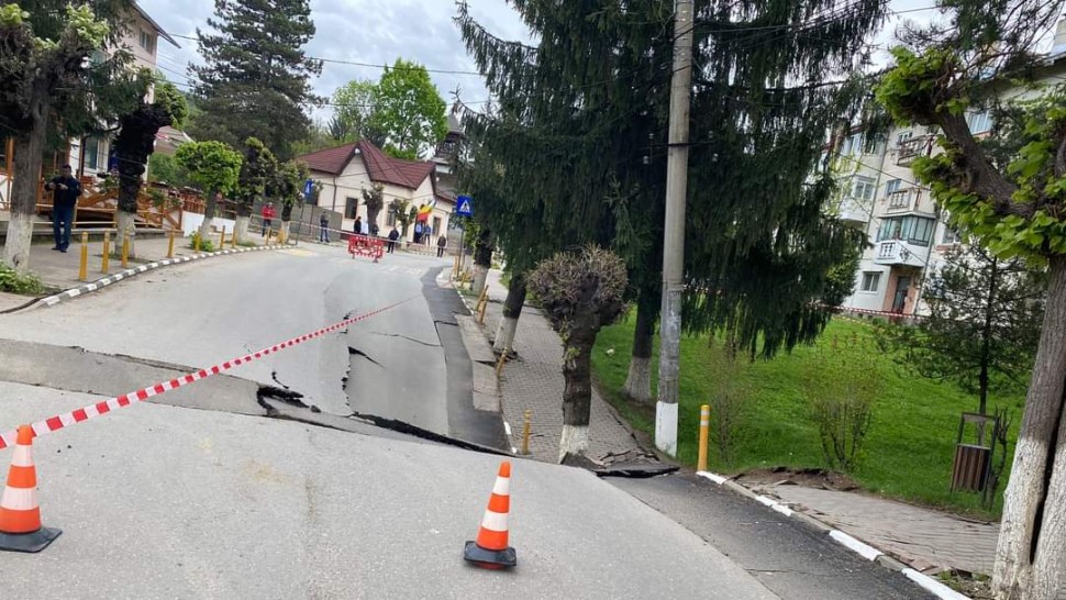 O stradă din Slănic Prahova s-a surpat. Două blocuri și sediul Poliței au fost evacuate. Decizia prefecturii | VIDEO FOTO UPDATE