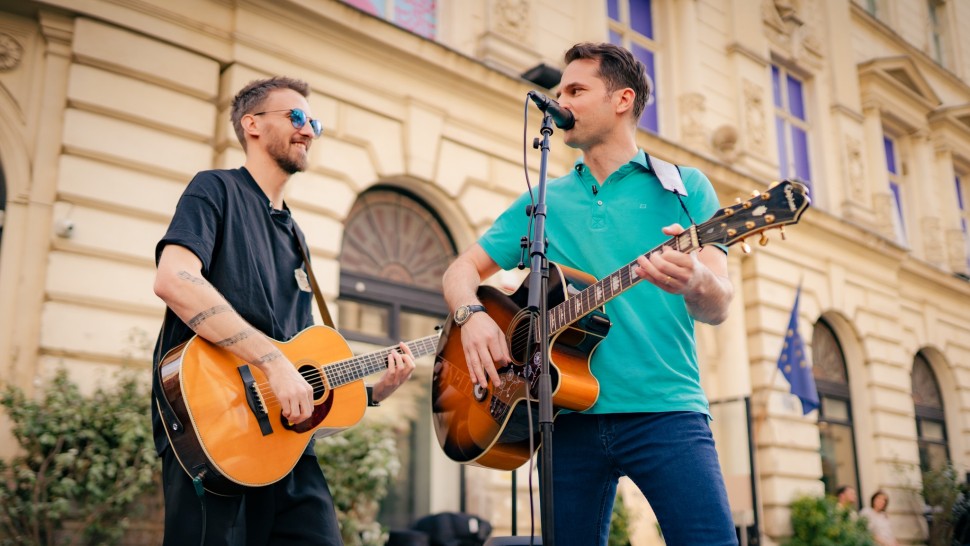 Visuri în bagaj - revoluția turcoaz melodia-manifest cu care Sebastian Burduja vrea să convingă bucureștenii | VIDEO