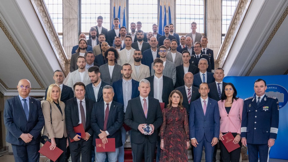 Handbaliștii de la CS Dinamo au primit Emblema de Onoare a MAI. Cătălin Predoiu O mare națiune se clădește pe caractere puternice înainte de orice
