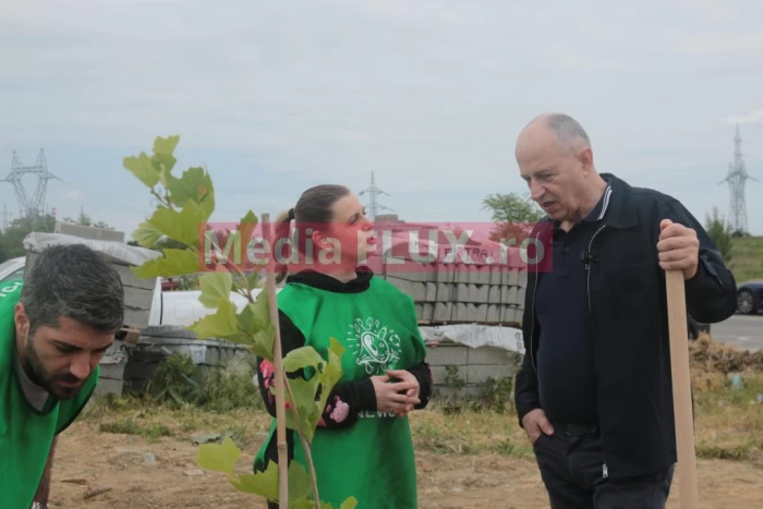 Mircea Geoană plantează copaci la margine de București