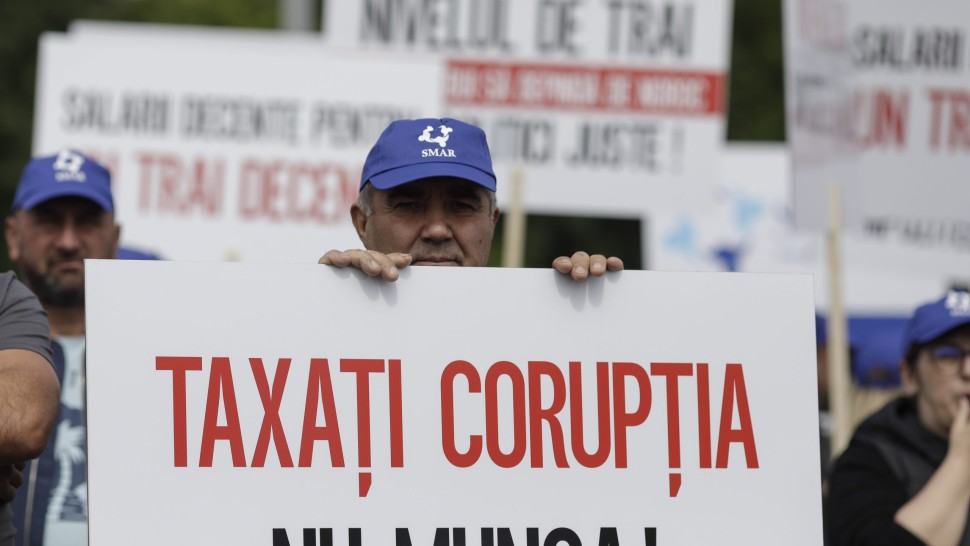 Amplu protest în fața Guvernului. BNS şi cele 29 de federaţii afiliate solicită reducerea fiscalităţii pe muncă în România | FOTO