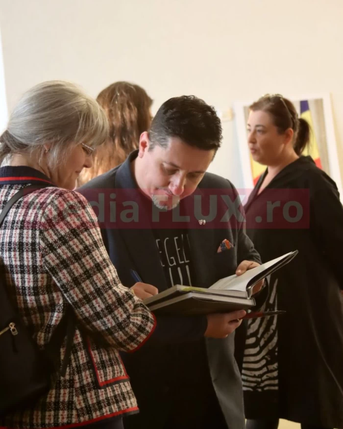 “Regele nu moare” - albumul foto care spune povestea din culisele spectacolului legendă cu Victor Rebengiuc și Mariana Mihuț - a fost lansat în prezența marilor actori | VIDEO