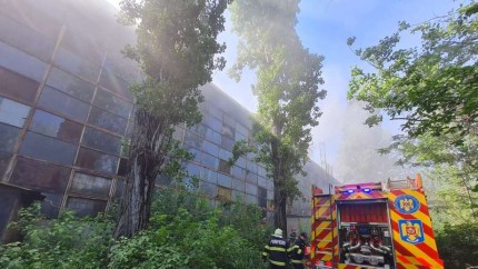 Incendiu uriaș la o clădire din Ploiești plină cu reziduri petroliere. S-a emis un mesaj RO-Alert | VIDEO