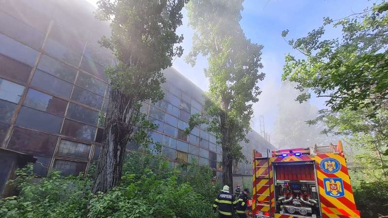 Incendiu uriaș la o clădire din Ploiești plină cu reziduri petroliere. S-a emis un mesaj RO-Alert | VIDEO
