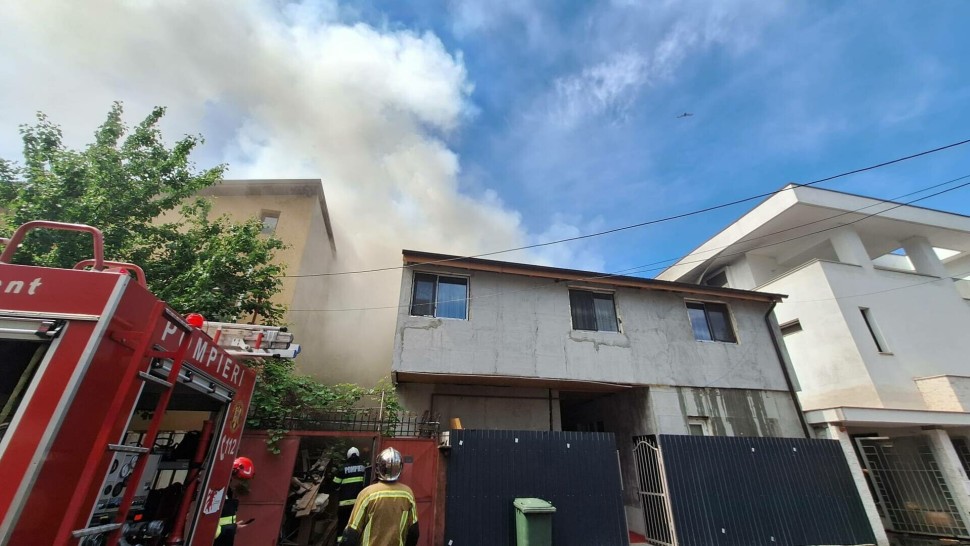Alertă în Capitală. Incendiu de proporții la două case din sectorul 2. O persoană a decedat
