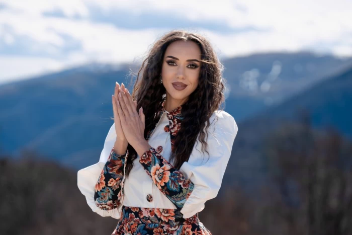 Jessie Baneș a înfruntat un urs în timpul filmărilor pentru noul ei videoclip: „Am avut parte de șocul vieții noastre”
