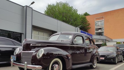 Un român a făcut senzație la RAR cu o mașină de 85 de ani. Mercury Eight e unic în țară