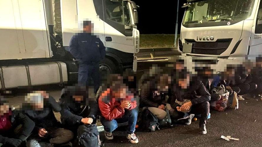 Poliţişti de frontieră înjunghiaţi de traficanţii de migranţi. Ripostă cu 13 focuri de armă