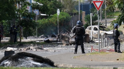 Alertă MAE. Noua Caledonie stă pe un butoi de pulbere Poliția franceză a sosit de urgență pentru a securiza zona