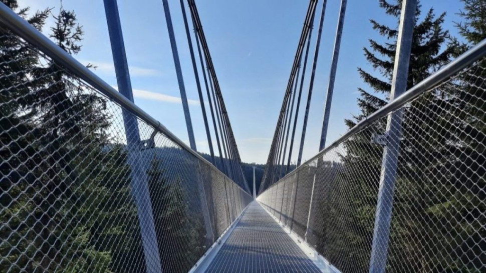 Cel mai înalt pod suspendat din Europa se construiește în România. Satul care va atrage milioane de turiști
