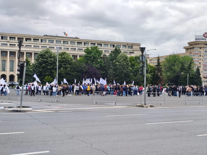 Bugetarii ies în stradă la protest pentru salarii mai mari! Miting al angajaților de la Protecția Mediului, ONRC, Arhivele Naționale, CNCD şi Sport și Tineret, în fața Guvernului