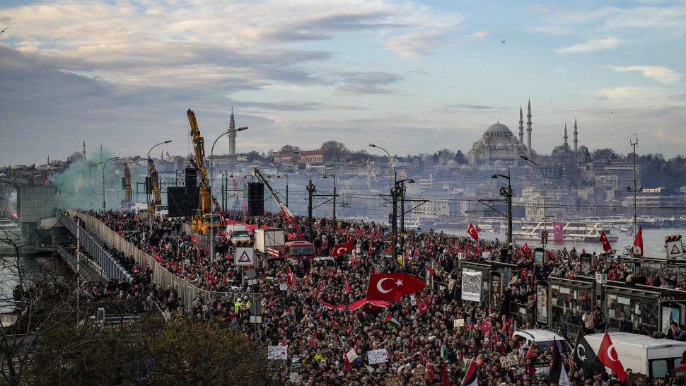 Ample proteste la Istanbul. Ciocniri între demonstranți și forțele de ordine. Zeci de mii de polițiști operează arestări