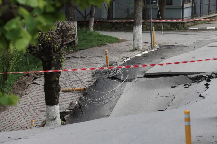 Slănic Prahova, stradă surpată sursa foto Inquam Photos / Sabin Cirstoveanu