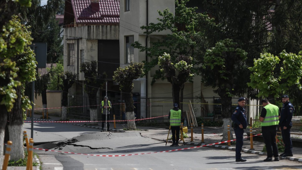 Localnicii din Slănic Prahova se întorc în locuințe la trei săptămâni de la surparea străzii. Care e situația acum