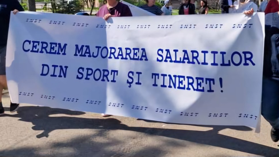 Protest în fața Guvernului după amenințările premierului. Guvernanții pregătesc locurile de muncă pentru oamenii partidelor