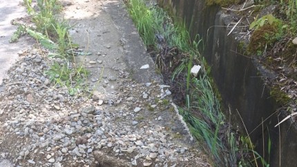 Panica se reinstalează în Slănic încă o stradă riscă să se surpe. S-au rupt deja bucăți de carosabil