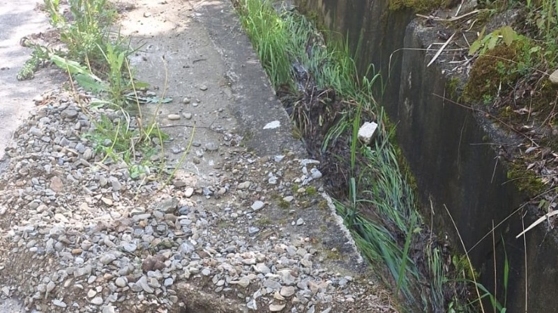Panica se reinstalează în Slănic încă o stradă riscă să se surpe. S-au rupt deja bucăți de carosabil