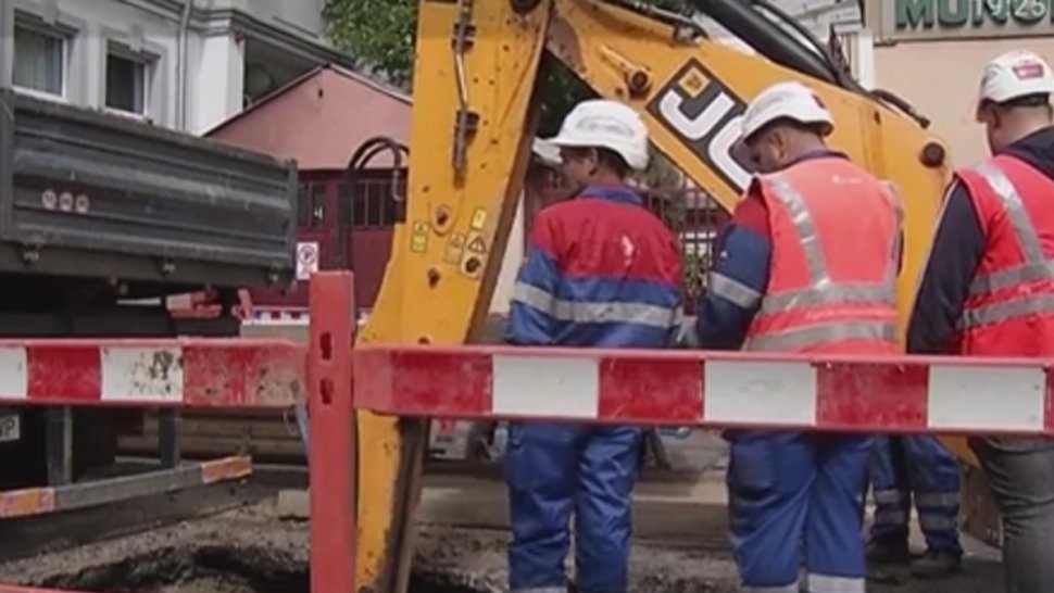 Panică în Bucureşti O stradă intens circulată s-a surpat