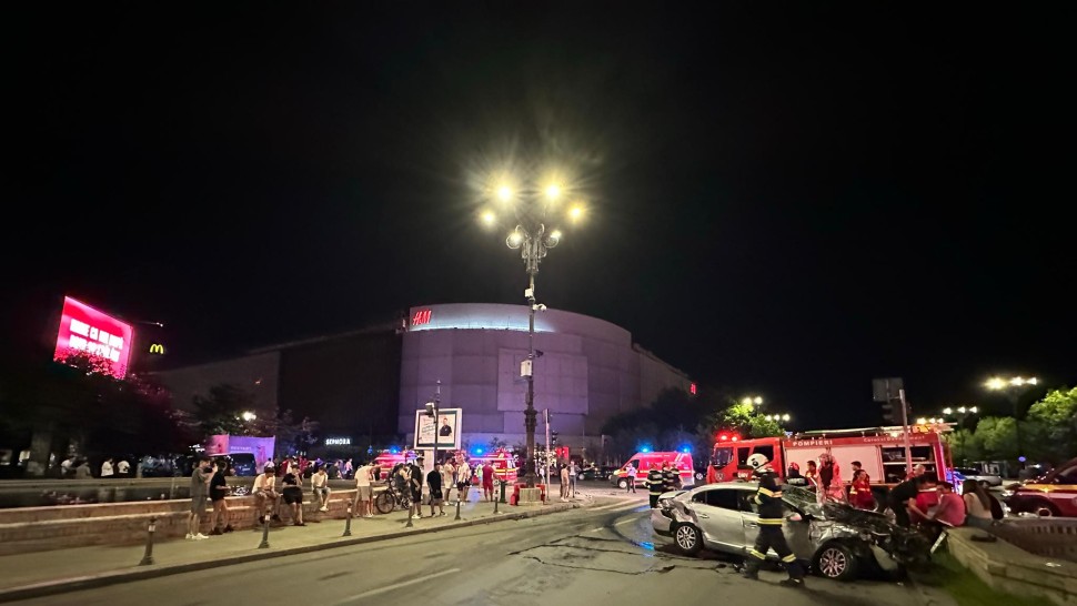 Grav accident în București după ce un microbuz și un autoturism s-au ciocnit. 12 victime din cauza unui șofer băut | FOTO și VIDEO