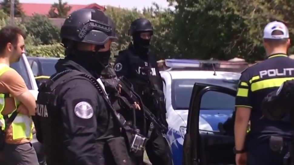 Intervenție a mascaților la Ștefănești. Se împărțeau plicuri cu bani în baza listelor