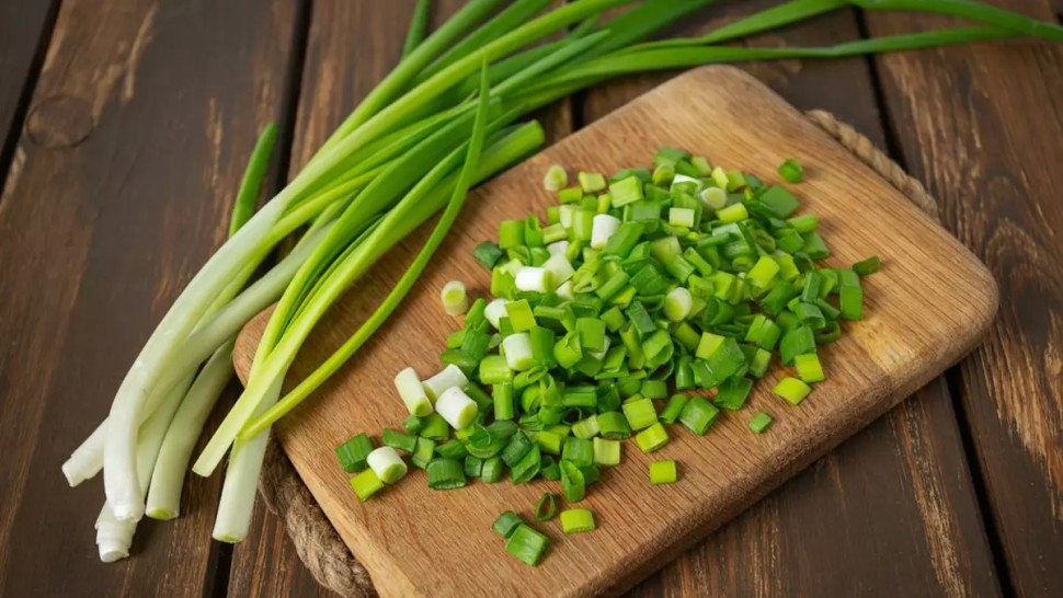 Idei de rețete cu ceapă verde. Simple și ușor de făcut