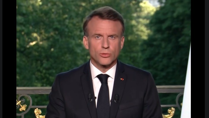 Macron îi îndeamnă pe francezi să facă alegerea corectă în alegerile anticipate. Le Monde Jucându-se cu focul șeful statului ar putea sfârși prin a se arde pe sine și prin a trage întreaga țară în foc