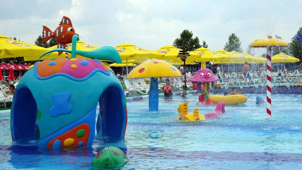 Mai ieftin la mare decât la piscină. Cât mai costă o bălăceală în București