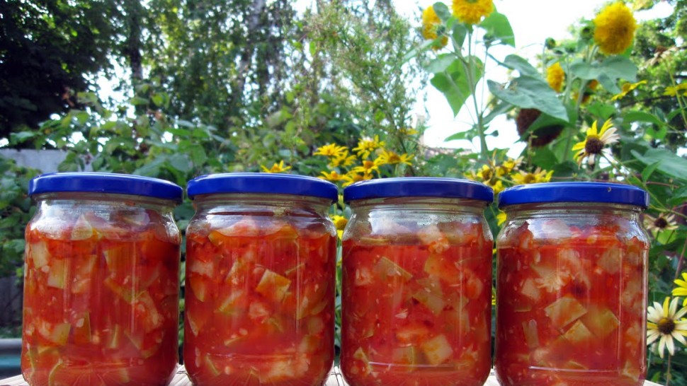 Rețetă dovlecei în suc de roșii la borcan. O gustare delicioasă pe timp de iarnă