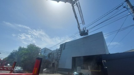 Incendiu în Capitală. Un imobil aflat lângă un mare complex comercial a fost cuprins de flăcări uriașe